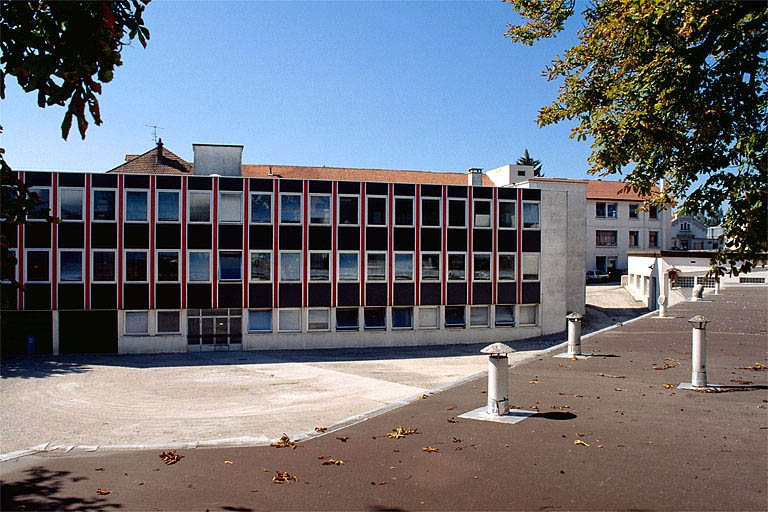 Façade sur cour d'un atelier de fabrication. © Yves Sancey / Région Bourgogne-Franche-Comté, Inventaire du patrimoine - 1997 Façade sur cour d'un atelier de fabrication. © Yves Sancey / Région Bourgogne-Franche-Comté, Inventaire du patrimoine - 1997