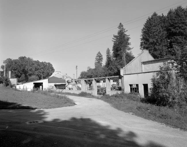 Au premier plan : vestiges de l'atelier de scierie. © Yves Sancey / Région Bourgogne-Franche-Comté, Inventaire du patrimoine - 1997 Au premier plan : vestiges de l'atelier de scierie. © Yves Sancey / Région Bourgogne-Franche-Comté, Inventaire du patrimoine - 1997