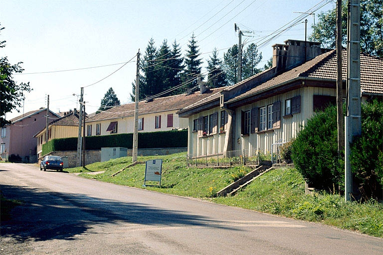 Vue d'ensemble des logements depuis l'est. © Yves Sancey / Région Bourgogne-Franche-Comté, Inventaire du patrimoine - 1997 Vue d'ensemble des logements depuis l'est. © Yves Sancey / Région Bourgogne-Franche-Comté, Inventaire du patrimoine - 1997