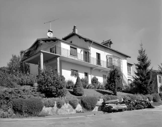 Vue en contre plongée du logement patronal. © Yves Sancey / Région Bourgogne-Franche-Comté, Inventaire du patrimoine - 1997