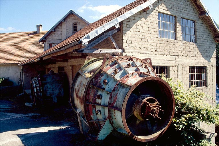 Turbines déposées devant le magasin industriel. © Yves Sancey / Région Bourgogne-Franche-Comté, Inventaire du patrimoine - 1997