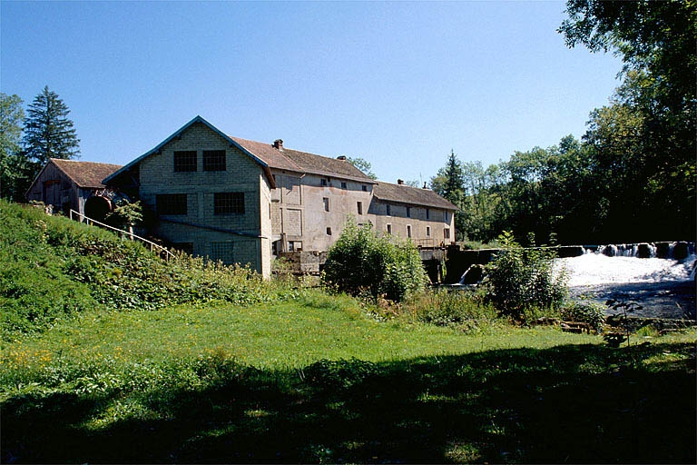 Façades postérieures vues de trois quarts gauche. © Yves Sancey / Région Bourgogne-Franche-Comté, Inventaire du patrimoine - 1997