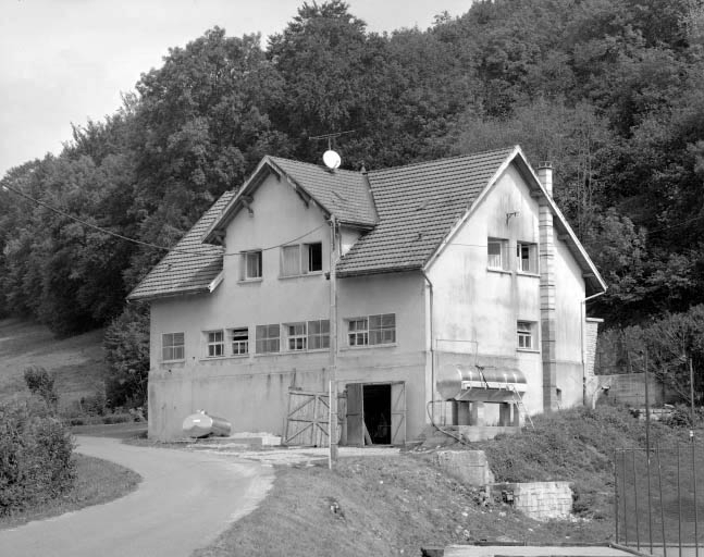 Façade postérieure vue de trois quarts. © Yves Sancey / Région Bourgogne-Franche-Comté, Inventaire du patrimoine - 1997