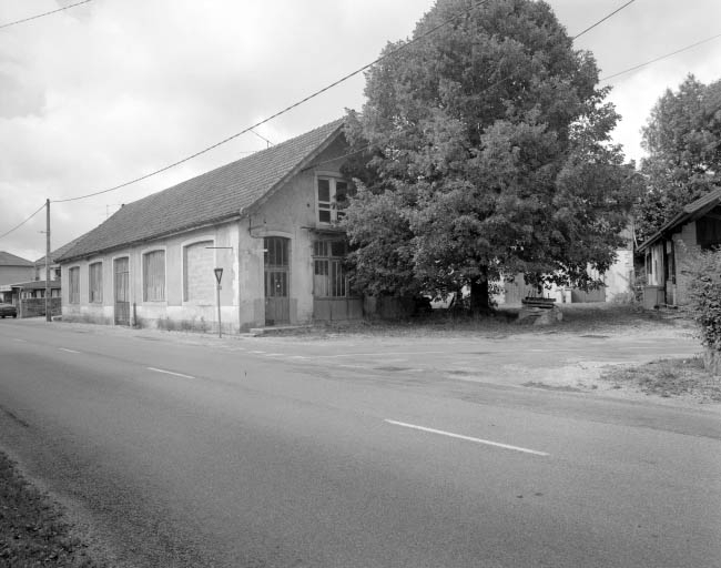 Atelier de fabrication vu de trois quarts. © Yves Sancey / Région Bourgogne-Franche-Comté, Inventaire du patrimoine - 1997 Atelier de fabrication vu de trois quarts. © Yves Sancey / Région Bourgogne-Franche-Comté, Inventaire du patrimoine - 1997
