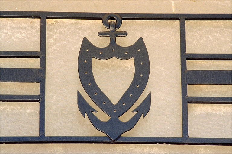 Porte d'entrée des bureaux. Détail de la ferronnerie. © Yves Sancey / Région Bourgogne-Franche-Comté, Inventaire du patrimoine - 1997