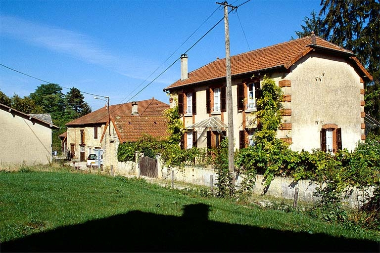 Vue d'ensemble depuis le sud-ouest. © Yves Sancey / Région Bourgogne-Franche-Comté, Inventaire du patrimoine - 1997