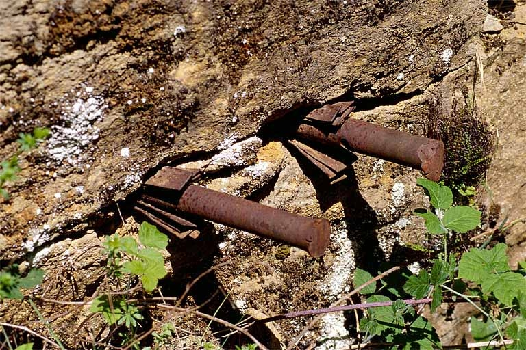 Détail de coins encore en place dans le front de taille. © Yves Sancey / Région Bourgogne-Franche-Comté, Inventaire du patrimoine - 1997