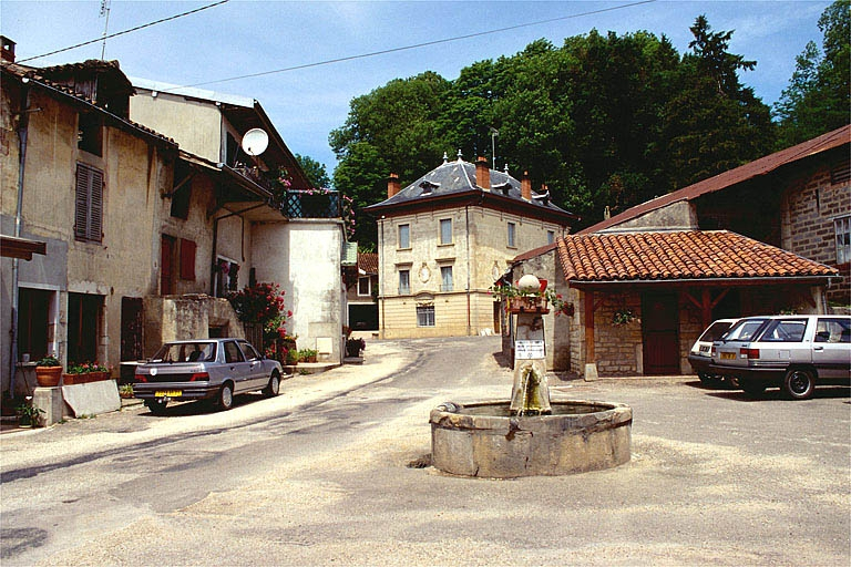 Bureau vu depuis la fontaine, au sud. © Yves Sancey / Région Bourgogne-Franche-Comté, Inventaire du patrimoine - 1997
