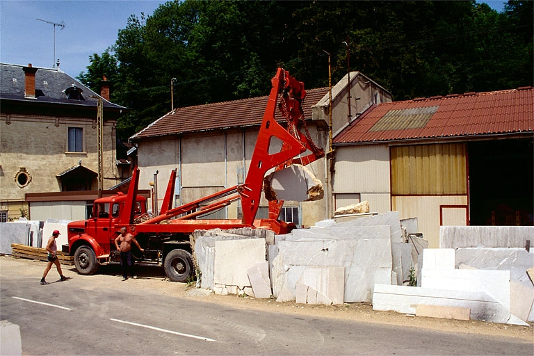 Déchargement d'un bloc de marbre de Balanod. © Yves Sancey / Région Bourgogne-Franche-Comté, Inventaire du patrimoine - 1997