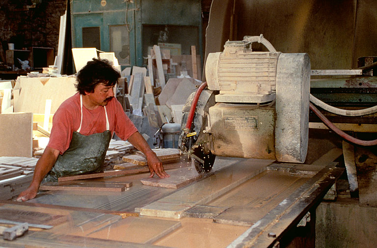 Débitage de plinthes en marbre de Balanod. © Yves Sancey / Région Bourgogne-Franche-Comté, Inventaire du patrimoine - 1997