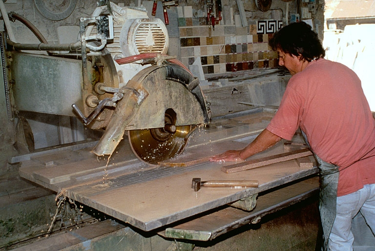 Débitage de plinthes en marbre de Balanod. © Yves Sancey / Région Bourgogne-Franche-Comté, Inventaire du patrimoine - 1997