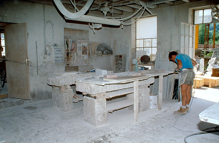 Polissage du chant d'une marche d'escalier à l'aide d'une meuleuse. © Yves Sancey / Région Bourgogne-Franche-Comté, Inventaire du patrimoine - 1997