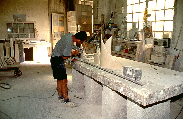 Polissage d'un limon d'escalier. © Yves Sancey / Région Bourgogne-Franche-Comté, Inventaire du patrimoine - 1997
