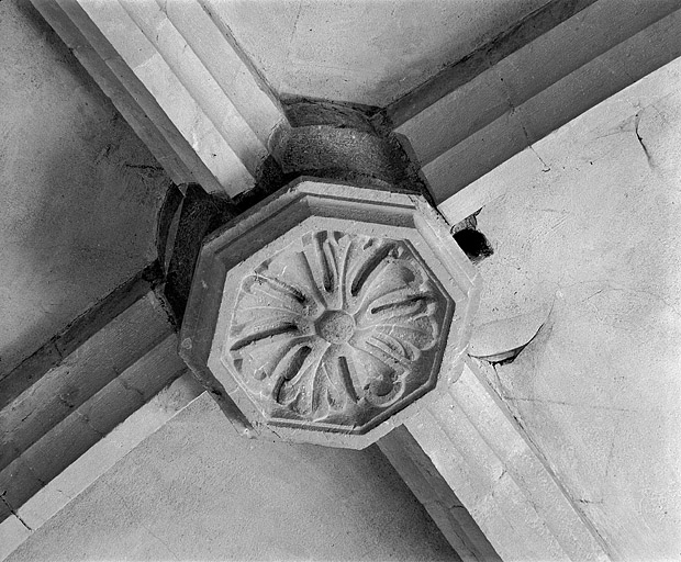 Clef de voûte de la première travée du collatéral nord. © Jérôme Mongreville / Région Bourgogne-Franche-Comté, Inventaire du patrimoine - 1997