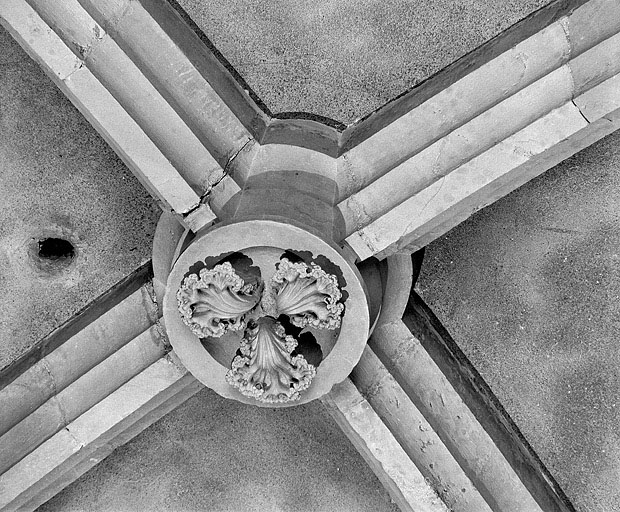 Clef de voûte de la sixième travée du collatéral sud. © Jérôme Mongreville / Région Bourgogne-Franche-Comté, Inventaire du patrimoine - 1997