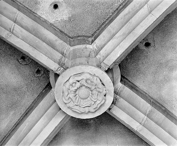 Clef de voûte de la cinquième travée du collatéral sud. © Jérôme Mongreville / Région Bourgogne-Franche-Comté, Inventaire du patrimoine - 1997