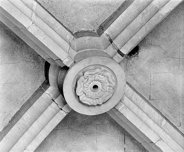 Clef de voûte de la sixième travée du collatéral nord. © Jérôme Mongreville / Région Bourgogne-Franche-Comté, Inventaire du patrimoine - 1997