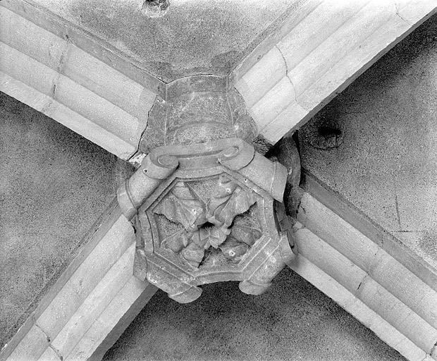 Clef de voûte de la deuxième travée du collatéral sud. © Jérôme Mongreville / Région Bourgogne-Franche-Comté, Inventaire du patrimoine - 1997