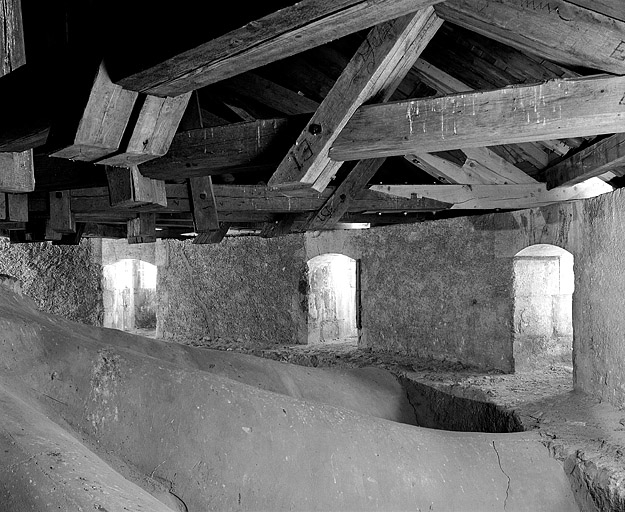 Ouvertures des échauguettes sur l'intrados des voûtes de l'abside. © Jérôme Mongreville / Région Bourgogne-Franche-Comté, Inventaire du patrimoine - 1997