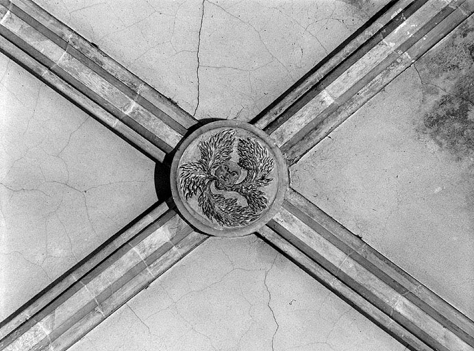 Clef de voûte de l'ancienne chapelle de Neuville. © Jérôme Mongreville / Région Bourgogne-Franche-Comté, Inventaire du patrimoine - 1997