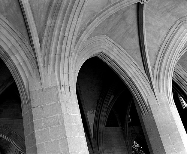 Retombées des nervures de la voûte de la septième travée du collatéral sud sur les piles VIS et VIIS. © Jérôme Mongreville / Région Bourgogne-Franche-Comté, Inventaire du patrimoine - 1997