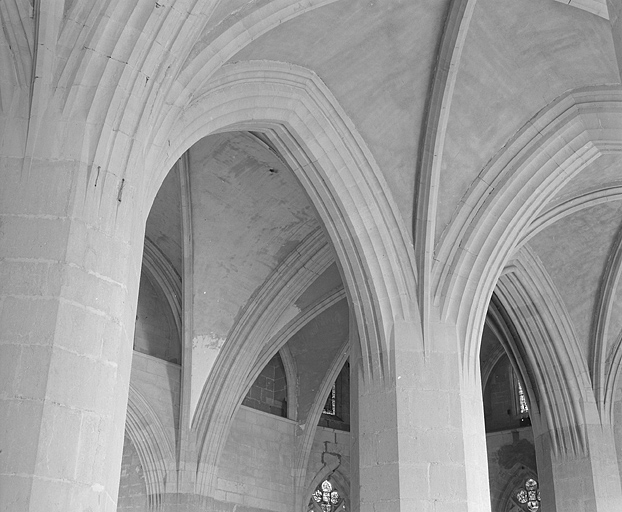 Retombées des nervures des voûtes des septième et huitième travées du collatéral sud. © Jérôme Mongreville / Région Bourgogne-Franche-Comté, Inventaire du patrimoine - 1997