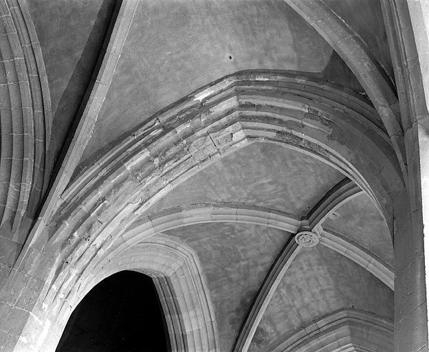 Doubleau entre les quatrième et cinquième travées du collatéral sud. © Jérôme Mongreville / Région Bourgogne-Franche-Comté, Inventaire du patrimoine - 1997
