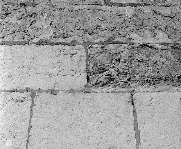 Détail du parement du contrefort à l'extrémité orientale du collatéral nord. © Jérôme Mongreville / Région Bourgogne-Franche-Comté, Inventaire du patrimoine - 1997