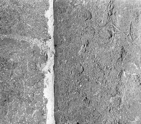 Traces de boucharde et signe lapidaire sur la pile VIIIN et sur le mur de fermeture de l'ancienne chapelle de Neuville. © Jérôme Mongreville / Région Bourgogne-Franche-Comté, Inventaire du patrimoine - 1997
