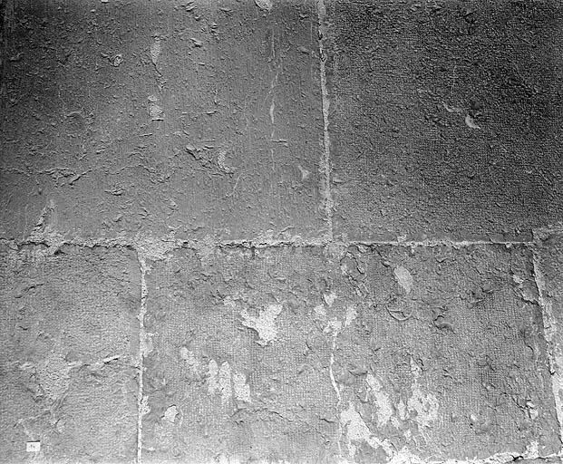 Détail du parement intérieur à l'extrémité orientale du collatéral sud (traces de boucharde et de laie). © Jérôme Mongreville / Région Bourgogne-Franche-Comté, Inventaire du patrimoine - 1997