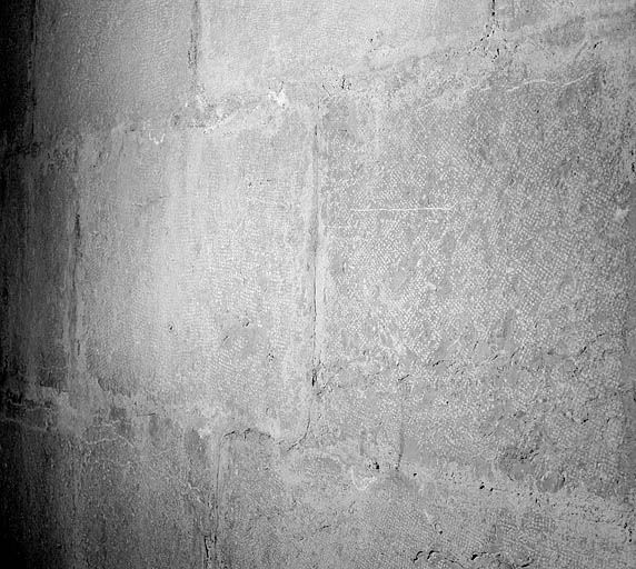 Détail du parement de la coursière haute au revers de la façade (traces de boucharde). © Jérôme Mongreville / Région Bourgogne-Franche-Comté, Inventaire du patrimoine - 1997