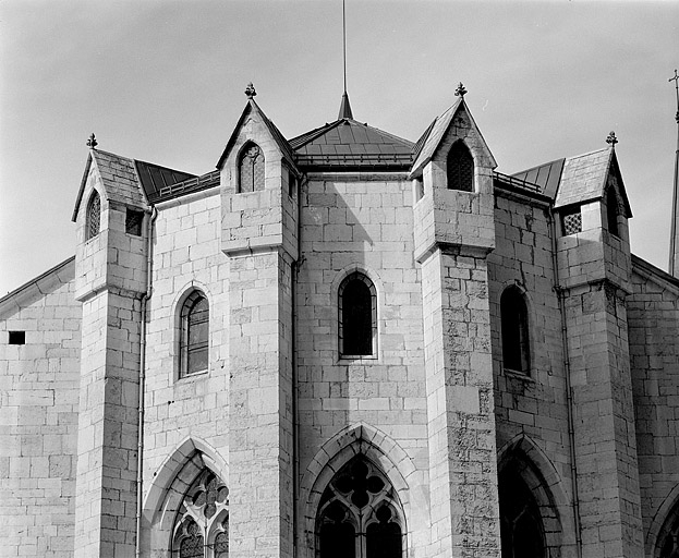 Vue des échauguettes de l'abside, vue rapprochée. © Jérôme Mongreville / Région Bourgogne-Franche-Comté, Inventaire du patrimoine - 1997