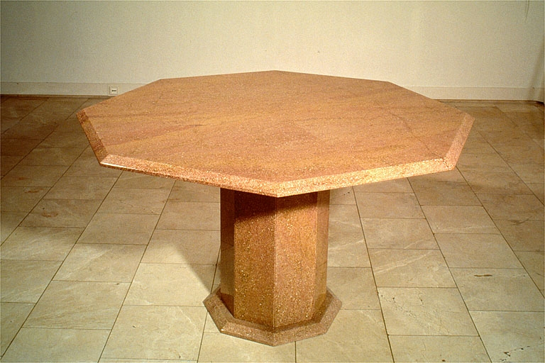 Production : table en marbre de Balanod. © Yves Sancey / Région Bourgogne-Franche-Comté, Inventaire du patrimoine - 1997
