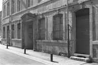 Hôtel et immeuble : rez de chaussée de la façade antérieure du logis principal, vue de trois quarts droit. © Yves Sancey / Région Bourgogne-Franche-Comté, Inventaire du patrimoine - 1998