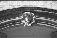 Hôtel et immeuble : détail de la sculpture du portail d'entrée. © Yves Sancey / Région Bourgogne-Franche-Comté, Inventaire du patrimoine - 1998