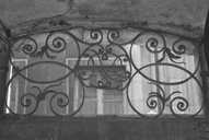 Immeuble : détail de la ferronnerie de l'imposte de la porte d'entrée. © Yves Sancey / Région Bourgogne-Franche-Comté, Inventaire du patrimoine - 1998