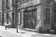 Immeuble : détail de l'angle de l'immeuble entre la rue Courbet et la rue Jean Petit. © Yves Sancey / Région Bourgogne-Franche-Comté, Inventaire du patrimoine - 1998