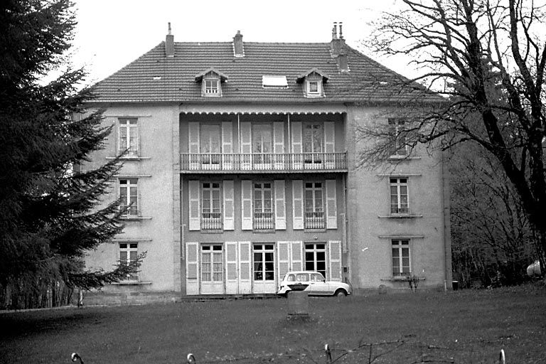 Façade antérieure. © Liliane Hamelin / Région Bourgogne-Franche-Comté, Inventaire du patrimoine - 1998