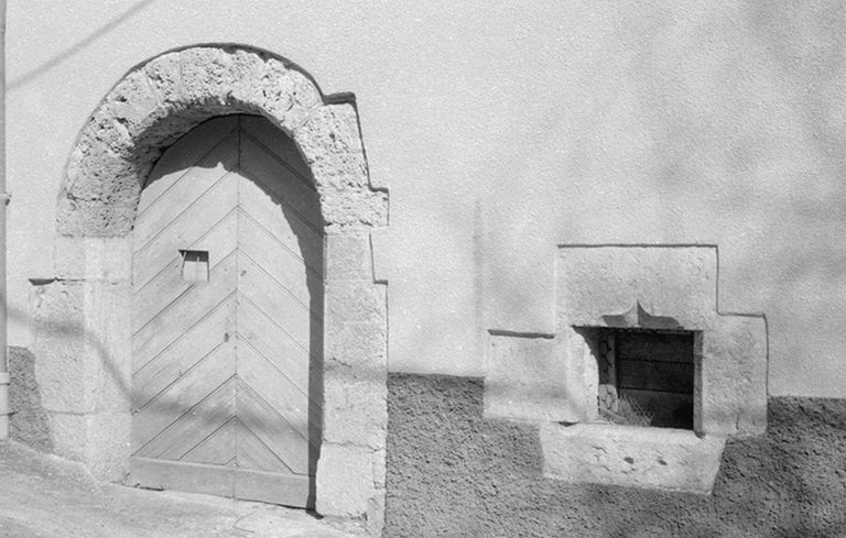 Maison située rue de Jaubourg, cadastrée 1971 AC 66 : encadrements des baies en tuf. © Liliane Hamelin / Région Bourgogne-Franche-Comté, Inventaire du patrimoine - 1998