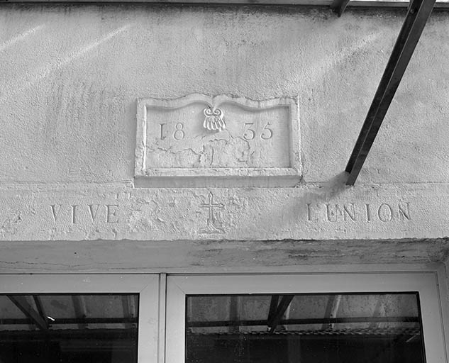 Plaque sculptée et linteau de porte. © Yves Sancey / Région Bourgogne-Franche-Comté, Inventaire du patrimoine - 1998