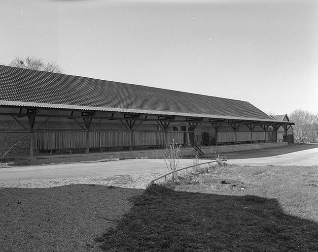 Magasin industriel converti en pièces d'affinage. © Yves Sancey / Région Bourgogne-Franche-Comté, Inventaire du patrimoine - 1998 Magasin industriel converti en pièces d'affinage. © Yves Sancey / Région Bourgogne-Franche-Comté, Inventaire du patrimoine - 1998