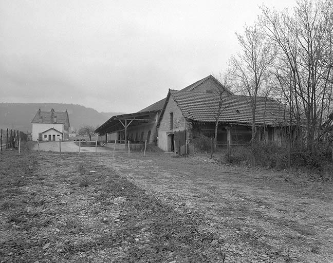 Vue d'ensemble depuis l'ouest. © Yves Sancey / Région Bourgogne-Franche-Comté, Inventaire du patrimoine - 1998 Vue d'ensemble depuis l'ouest. © Yves Sancey / Région Bourgogne-Franche-Comté, Inventaire du patrimoine - 1998