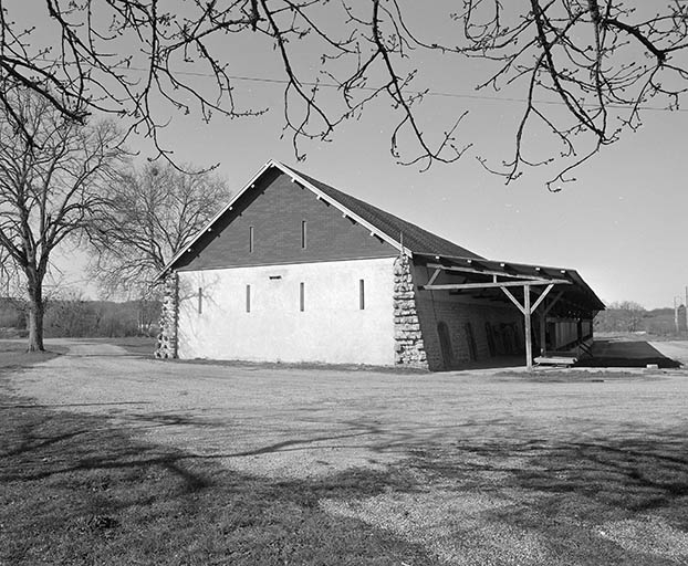 Extrémité orientale du magasin industriel. © Yves Sancey / Région Bourgogne-Franche-Comté, Inventaire du patrimoine - 1998 Extrémité orientale du magasin industriel. © Yves Sancey / Région Bourgogne-Franche-Comté, Inventaire du patrimoine - 1998