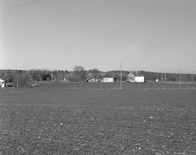 Vue d'ensemble depuis le sud-est. © Yves Sancey / Région Bourgogne-Franche-Comté, Inventaire du patrimoine - 1998 Vue d'ensemble depuis le sud-est. © Yves Sancey / Région Bourgogne-Franche-Comté, Inventaire du patrimoine - 1998