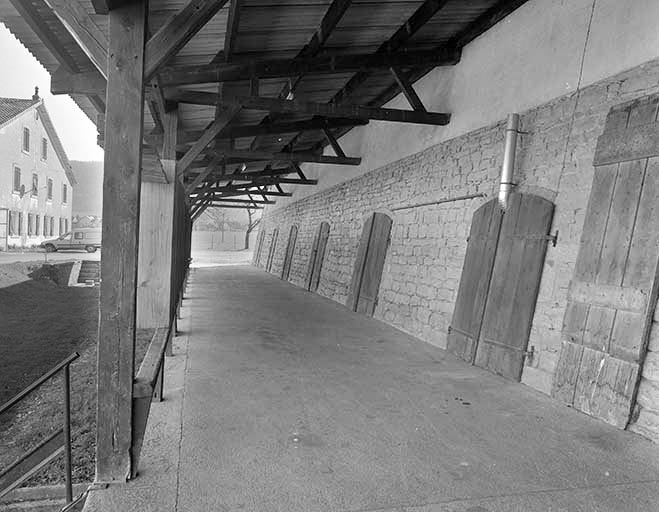 Portes du magasin industriel donnant sur la quai d'expédition. © Yves Sancey / Région Bourgogne-Franche-Comté, Inventaire du patrimoine - 1998 Portes du magasin industriel donnant sur la quai d'expédition. © Yves Sancey / Région Bourgogne-Franche-Comté, Inventaire du patrimoine - 1998