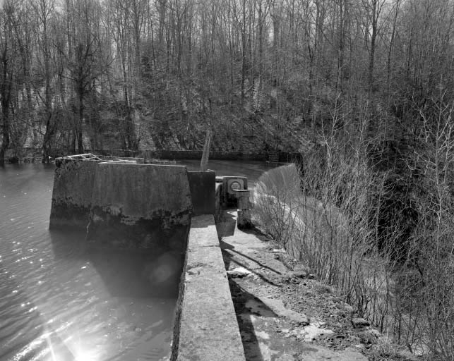 Tour de prise d'eau et barrage. © Yves Sancey / Région Bourgogne-Franche-Comté, Inventaire du patrimoine - 1998