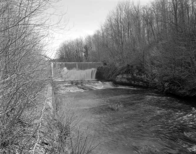Barrage à crête déversante sur l'Angillon. © Yves Sancey / Région Bourgogne-Franche-Comté, Inventaire du patrimoine - 1998