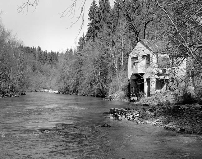 Salle des machines de la centrale, vue de trois quarts. © Yves Sancey / Région Bourgogne-Franche-Comté, Inventaire du patrimoine - 1998