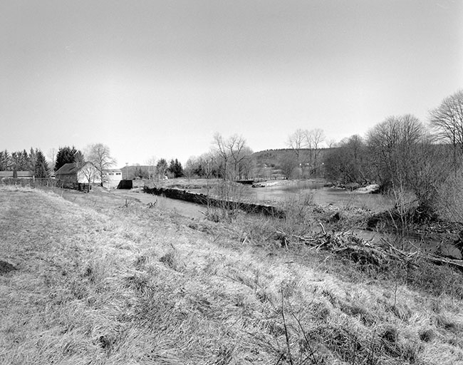 Le canal de fuite et l'Ain depuis le sud-ouest. © Yves Sancey / Région Bourgogne-Franche-Comté, Inventaire du patrimoine - 1998