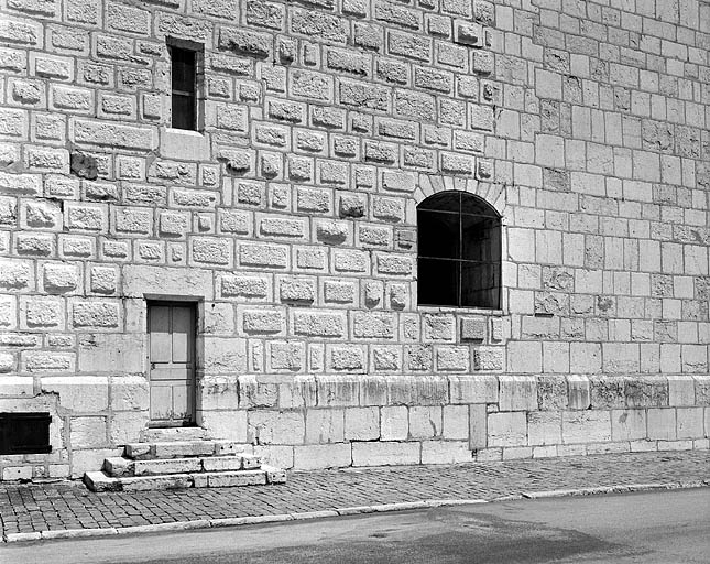 Détail du parement extérieur à l'extrémité du collatéral sud (partie inférieure). © Jérôme Mongreville / Région Bourgogne-Franche-Comté, Inventaire du patrimoine - 1998